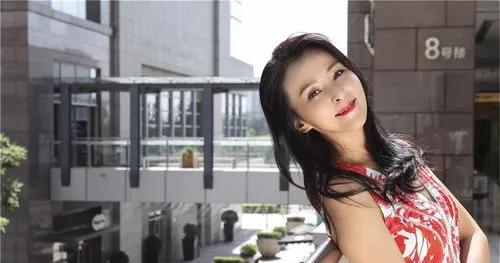 何音|“琼瑶女郎”何音：55岁罕见露面撞脸李勤勤，戴6位数玉镯显富贵