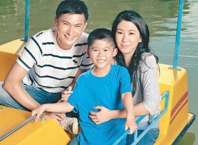 陈锦鸿|陈锦鸿陪妻儿出行，15岁自闭症儿子1米8太瞩目