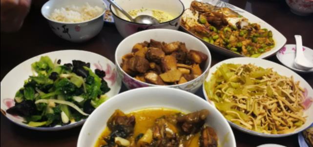 山东大哥回老家,80岁父亲亲自下厨做一桌子菜,网友看到坐不住了
