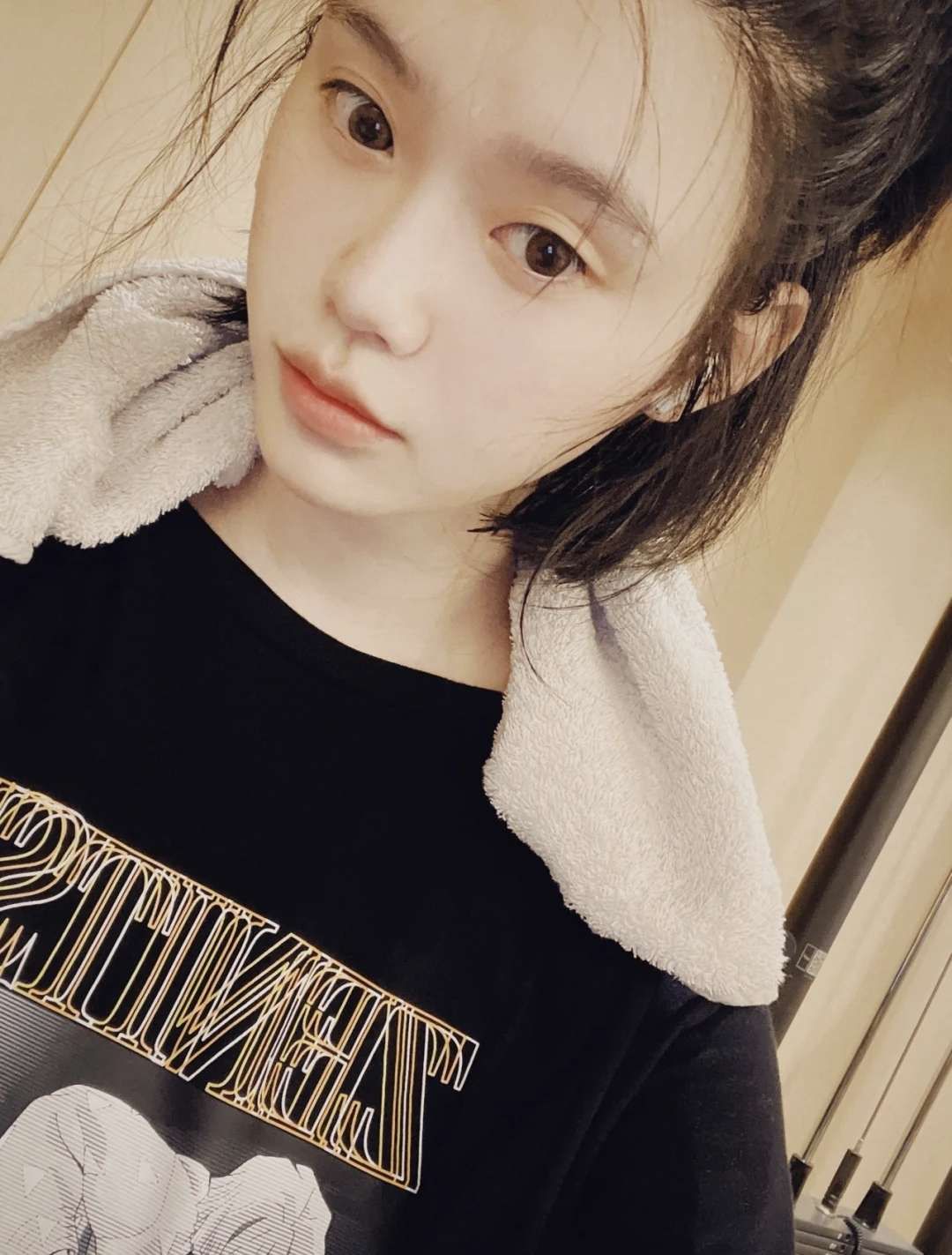 奚梦瑶|奚梦瑶产后两个半月晒健身照,健身房里大汗淋漓,状态依然年轻