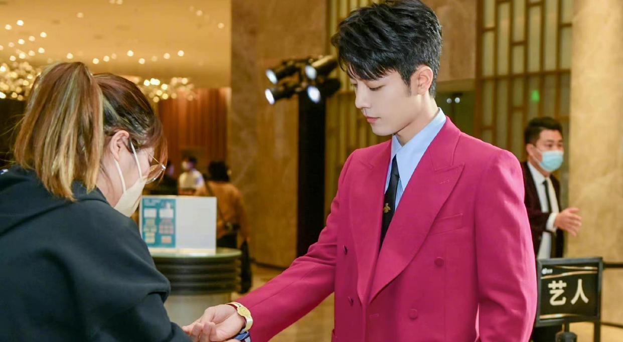 肖战|肖战压轴微光盛典红毯，帅气游刃有余，出场3分钟登上世趋第5