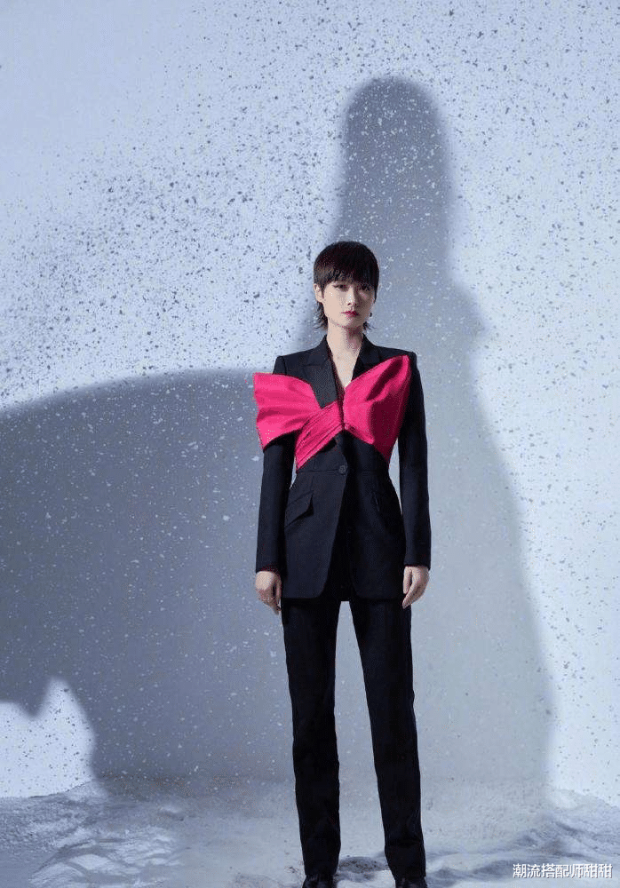 时尚搭配|李宇春这造型是得罪人了吗,中性服装搭配锅盖头,画眼线却显眼小