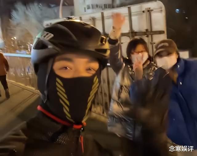 吴磊|吴磊在骑行路上生日直播，用公共电话给粉丝打电话，安全意识极强
