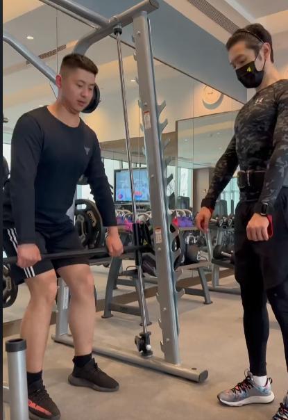 黄晓明|黄晓明离婚后身材保持良好，发际线奇怪，控制身材一次吃十几个生蚝