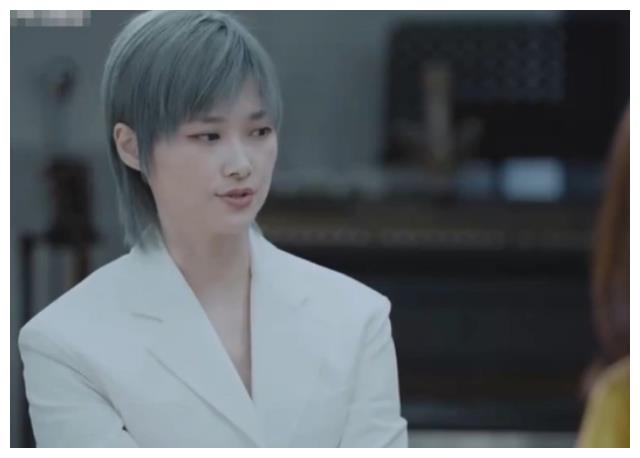 李宇春|李宇春不死癌症后现身录综艺，爱奇艺副总当司机，身形臃肿状态好