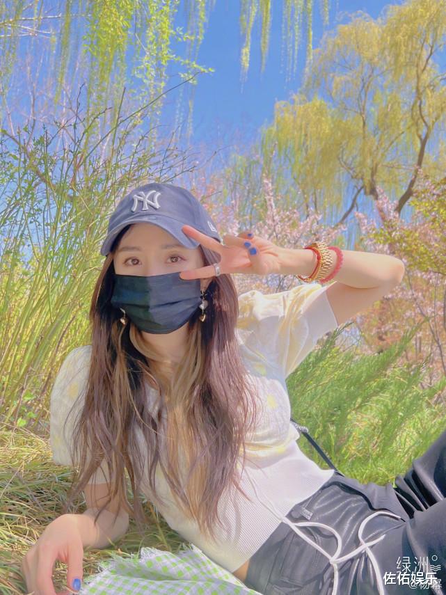 杨幂|杨幂分享春游美照，穿搭时尚美如少女，玫瑰金手表显壕气