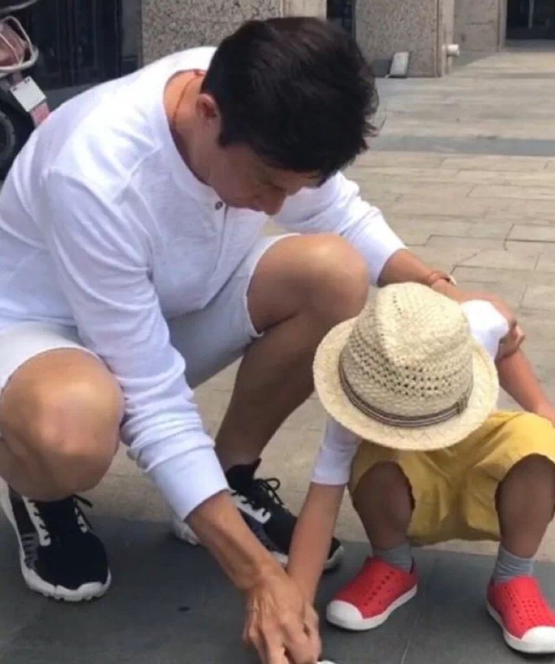 明星|娶小妻子,老来得子的7位明星,满头白发还要赚钱,是福还是祸?