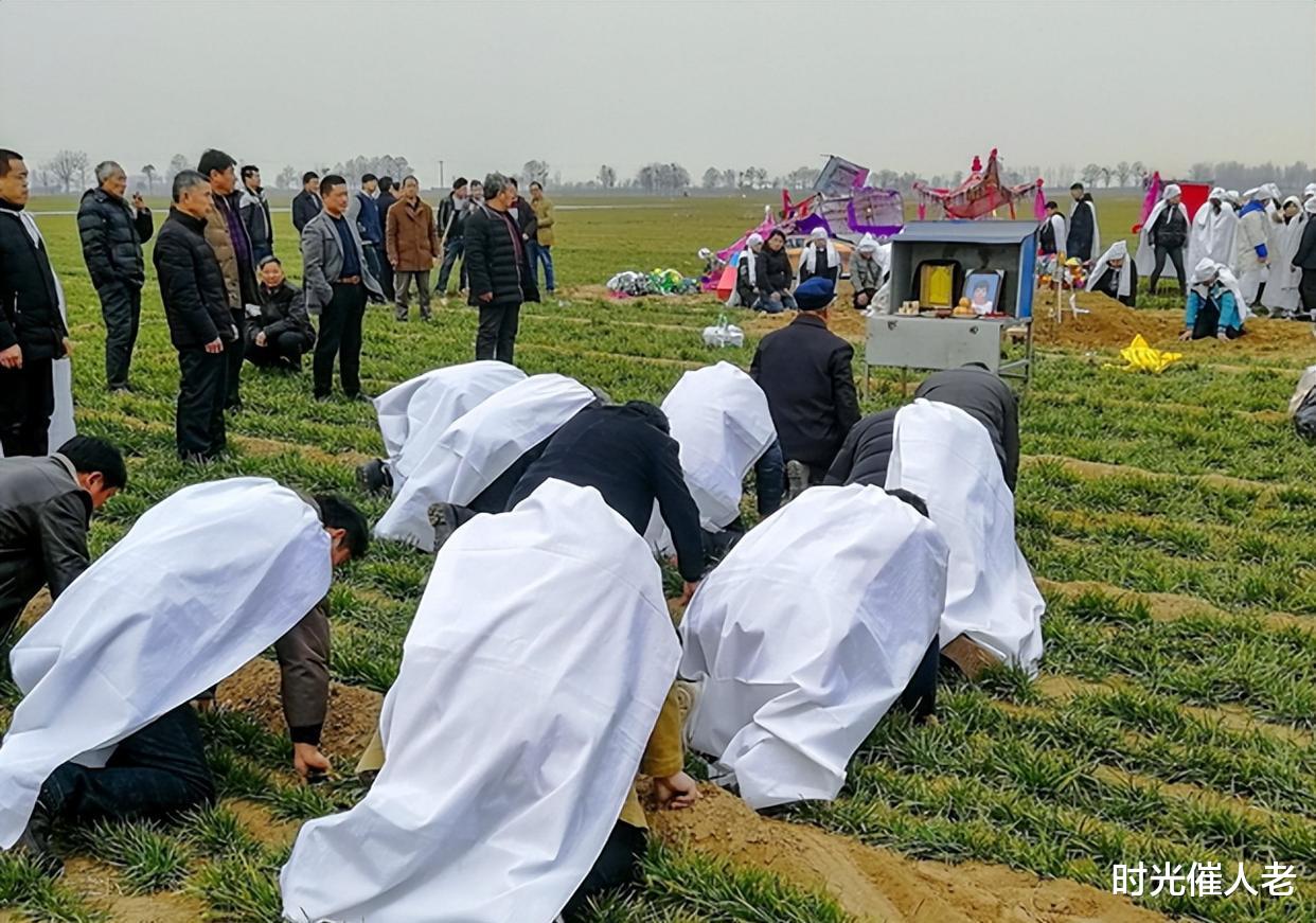 男子丧父,跪求邻居帮忙,邻居:我给你磕一个头算扯平,我不帮忙