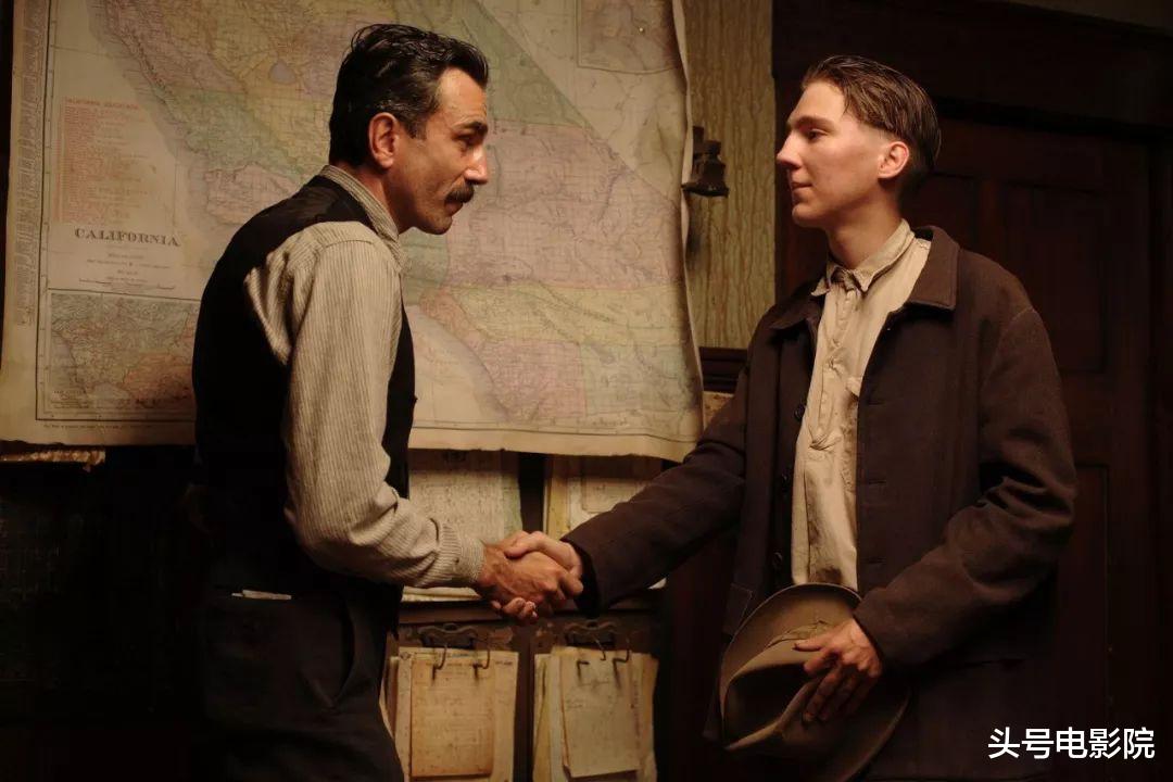 新蝙蝠侠|《新蝙蝠侠》3个彩蛋别漏掉!小丑和蝙蝠侠同框,看清他的脸了吗