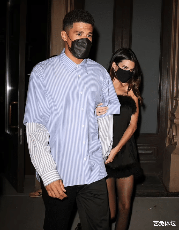 金·卡戴珊|卡戴珊大姐嫁人，“坠机”男友开心到对瓶吹红酒，布克未现身