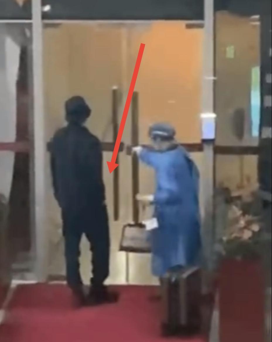 蔡徐坤|蔡徐坤被曝疑似耍大牌，让别人开门、捡帽子，视频引发热议