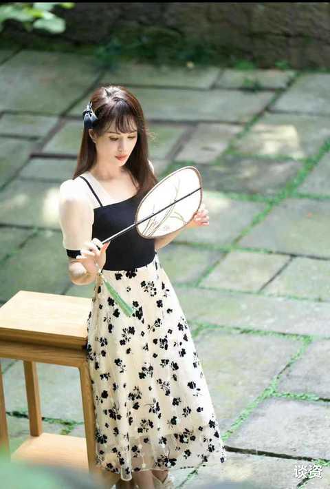 美甲 李若彤罕晒刘海造型，打扮青春酷似20岁少女，网友：美女，大几了