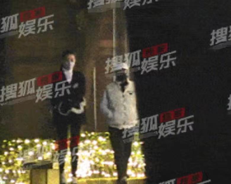 王宝强|王宝强携女友开豪车聚餐，相处似老夫老妻，冯清超模身材长腿吸睛