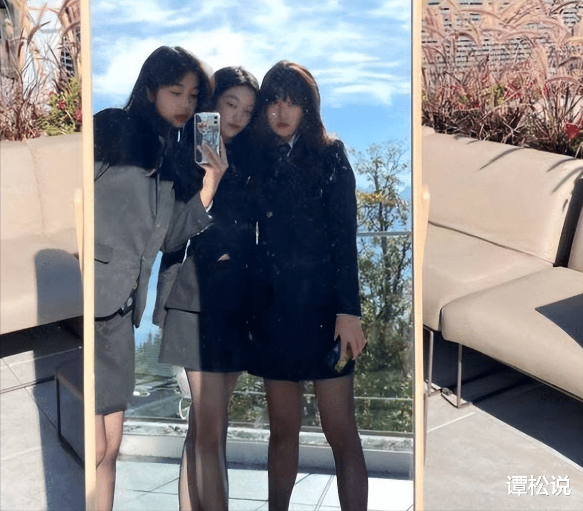 李嫣|王菲女儿李嫣晒母女同框油画，15岁穿低胸内衣，眼神诡异令人不解