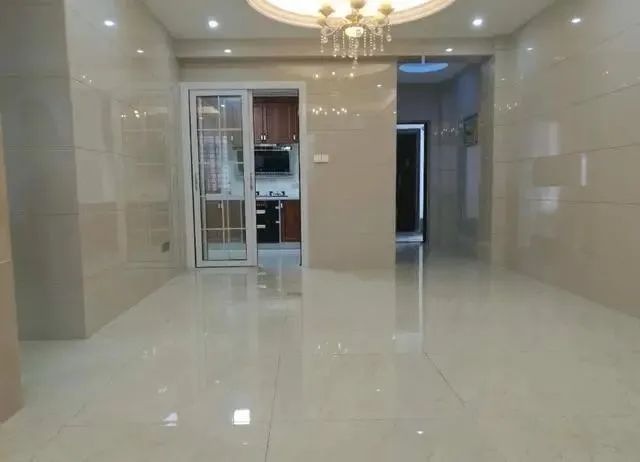 入住半年才敢告诉你:新家要不要全屋贴瓷砖?太多家庭装错了!