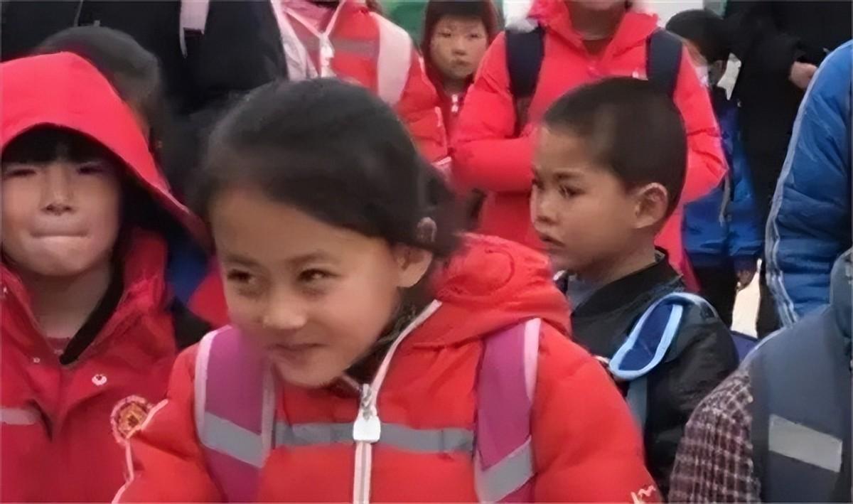 铁嘉欣:七岁“微笑女孩”走红,父母因此为她拒绝100万的签约!