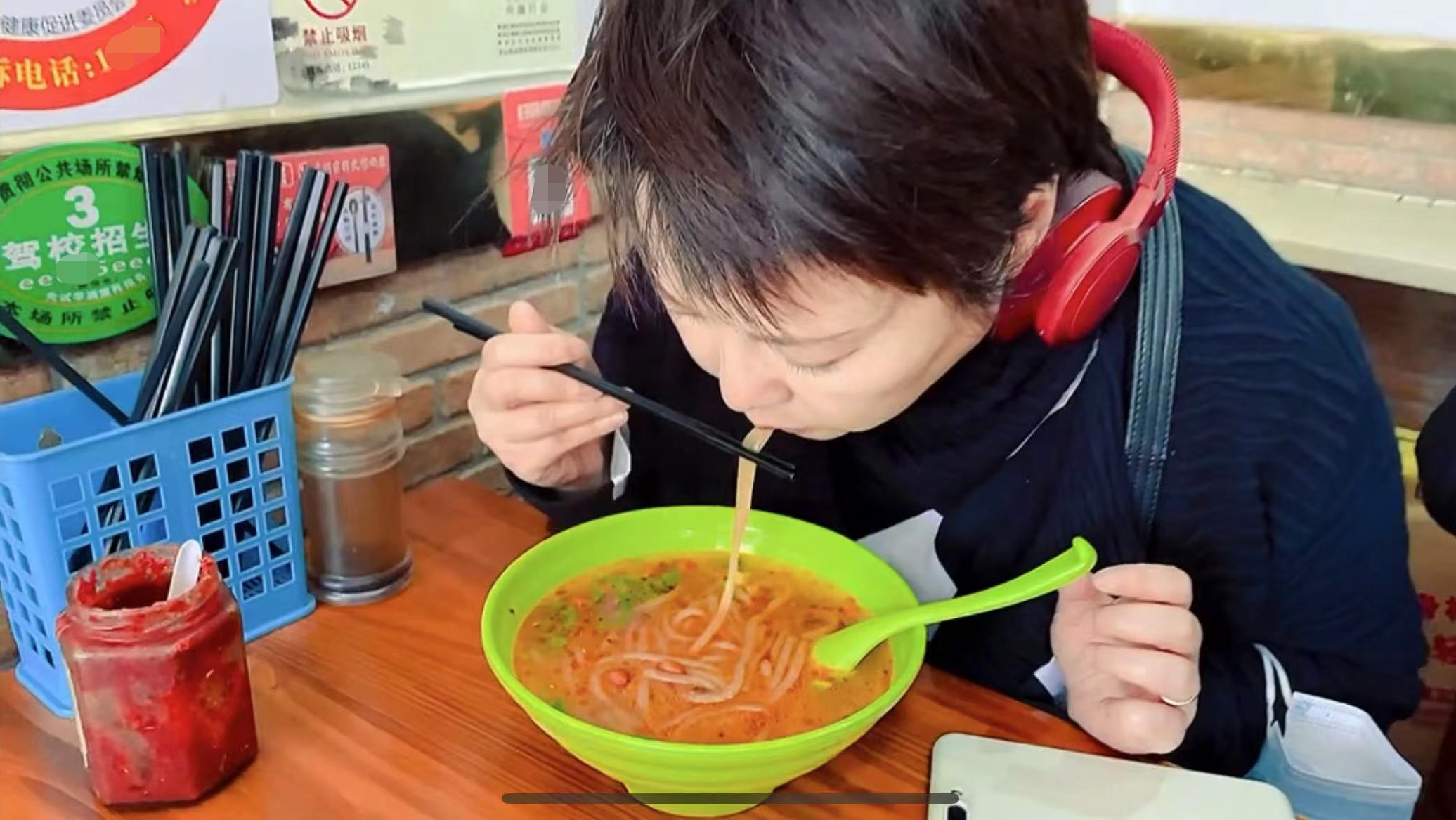 袁立|50岁袁立吃路边摊大口嗦粉，上班背超大包坐公交，人来人往无人识！