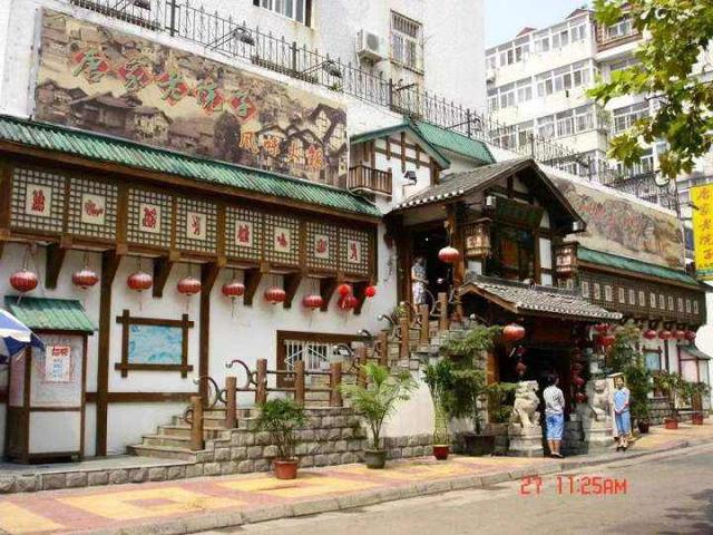 餐饮大亨负债4600万破产,如今街头卖烤肠火了