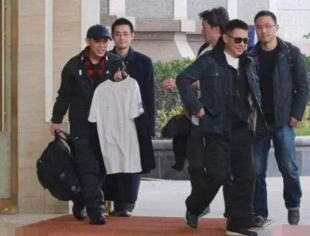 李连杰|55岁李连杰和亲哥李连胜罕见合影，两人就像一个模子刻出来的