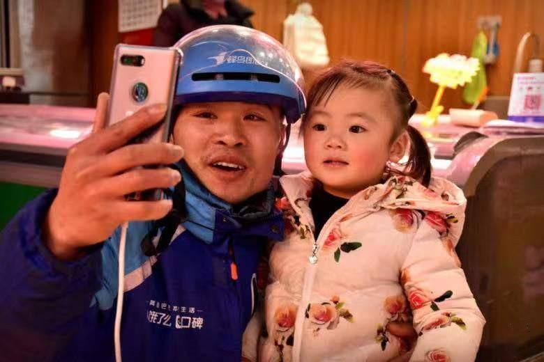 3年前,安徽小伙带着6个月女儿送外卖,走红后登上央视,如今怎样
