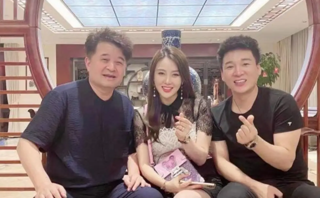 潘长江|63岁老毕蓬头垢面现身婚宴，主持功底依旧，逗得女搭档合不拢嘴