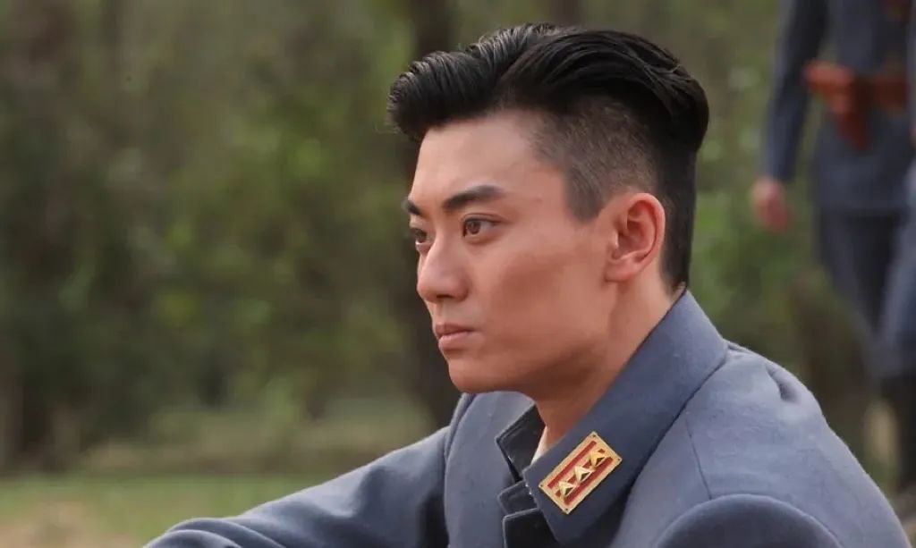 |被老爸陈宝国捧了十余年，陈月末仍像一位刚出道的新人！