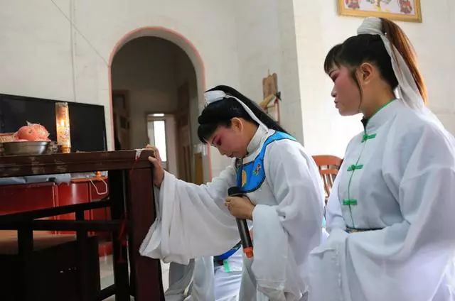 |职业哭丧人有多“捞金”!一年哭320场,月入2万,却被骂没良心,诅咒亲人