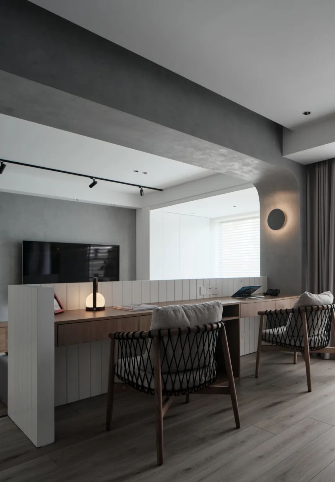 32岁男主靠自己买下125㎡房子,改造后和猫咪一起生活,轻松自在