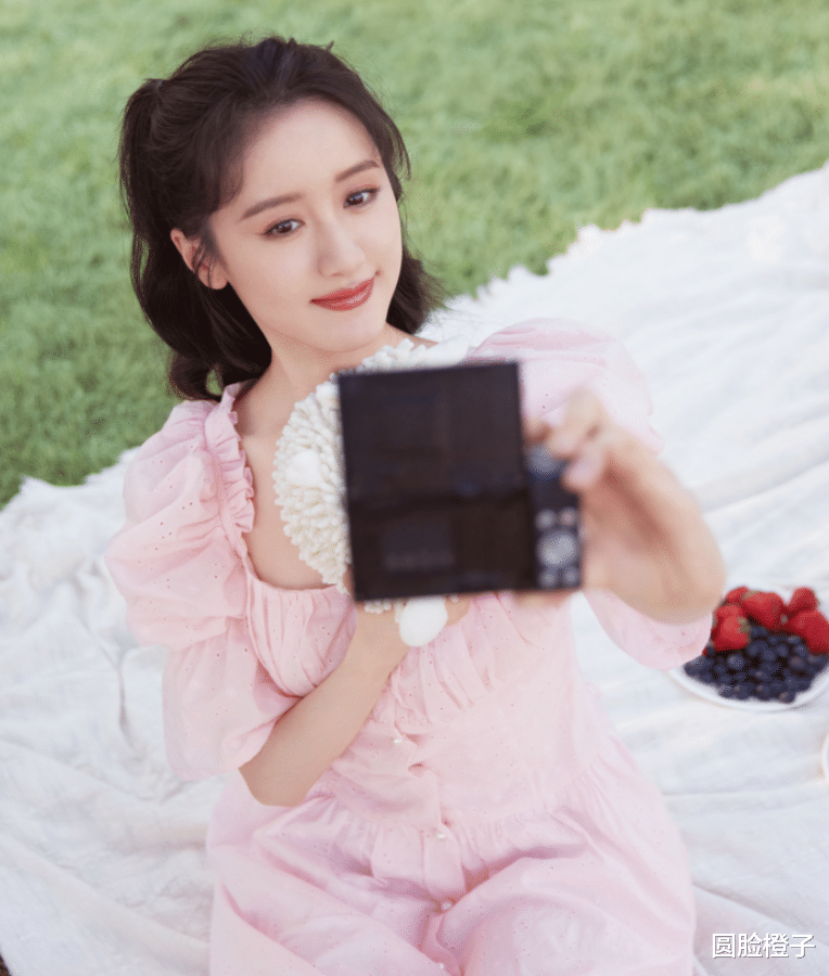 染发 袁冰妍穿粉色太可爱了，手拿相机大玩自拍，笑容甜美宛如精灵