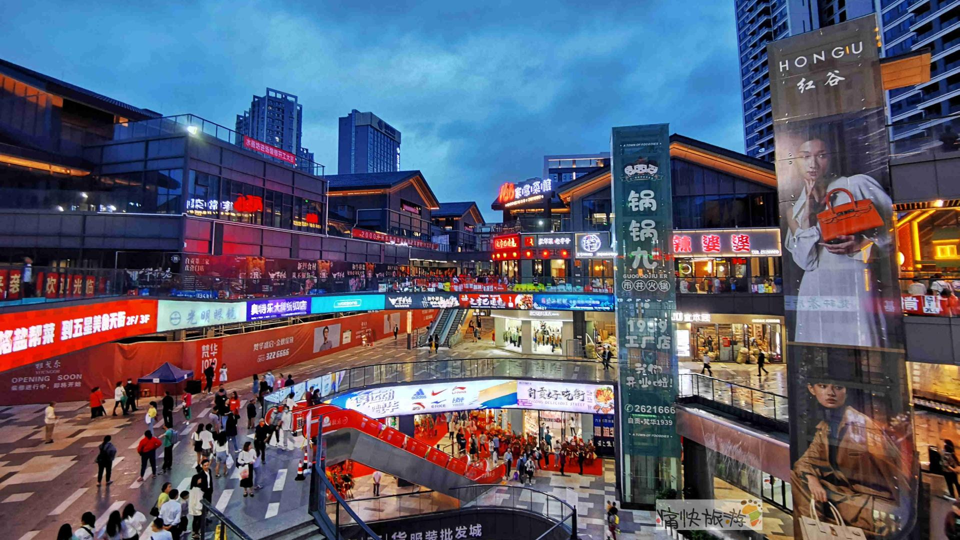 五龙潭公园|光影自贡｜雨夜梵华的人间烟火气