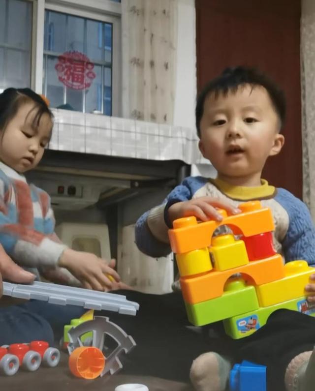 奇奇|萌娃来袭！田静父亲罕见分享俩萌娃近照，奇奇悦悦同框互动超有爱