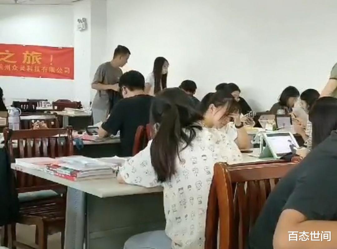 合肥女大学生用书占座失败后摔书发泄,男生用书砸女生头进行反击