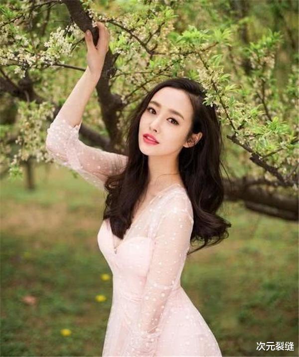 司理理|《庆余年》司理理现代装更迷人,大家喜欢司理理还是鸡腿女?