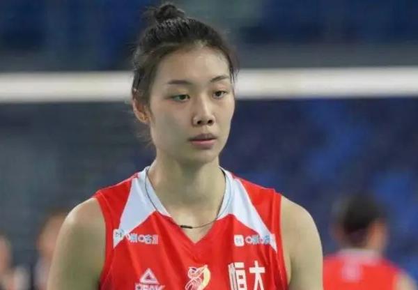 波兰队|上海女排3将携闺蜜团亮相！2人和陈佩妍竞争名额，许晓婷难获青睐