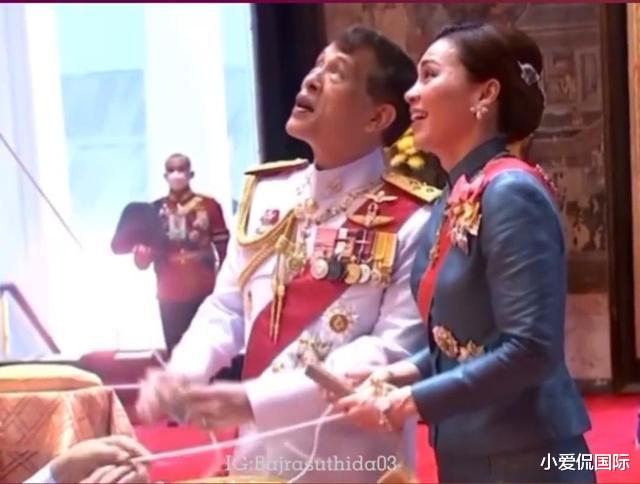 诗妮娜|诗妮娜新年首秀,穿蓝衣大红嘴唇抢镜,男性侍从与她坐一排