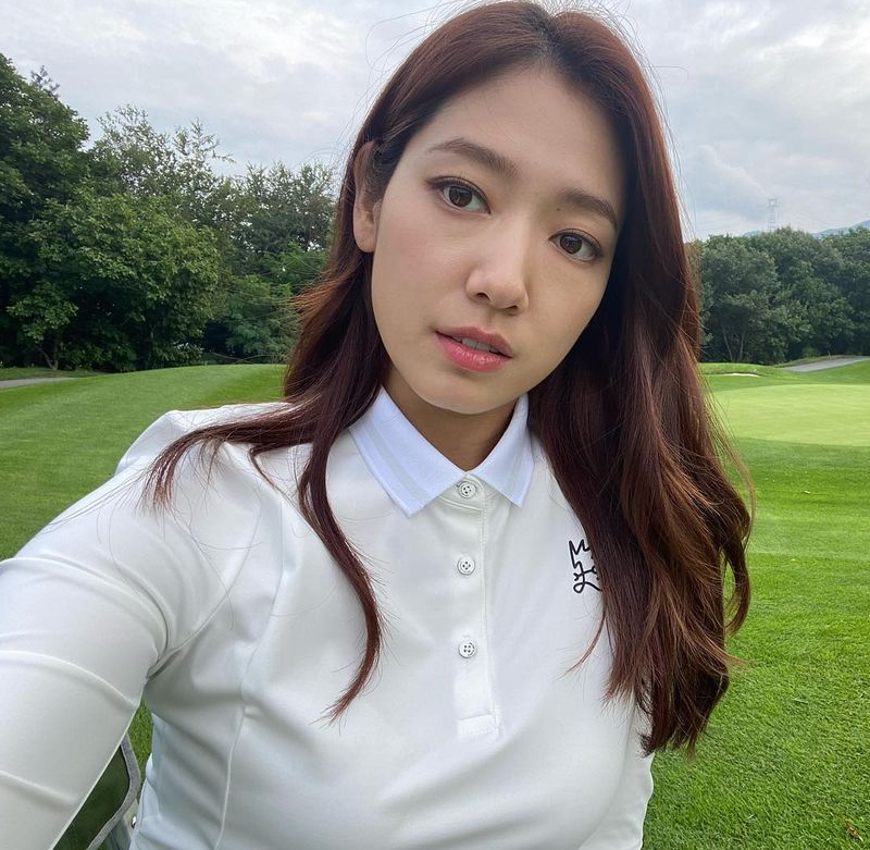 朴信惠|朴信惠下周六挺孕肚结婚，准爸爸崔泰俊出门派喜帖，一脸害羞遭调侃