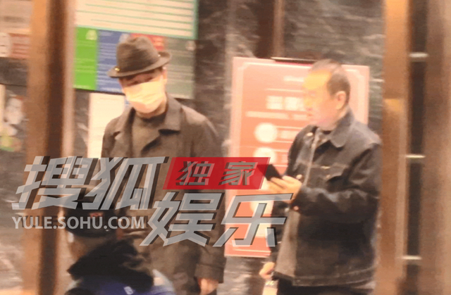 张国立|67岁张国立与友人聚会被拍!头戴礼帽握手热聊,走路前倾身形佝偻