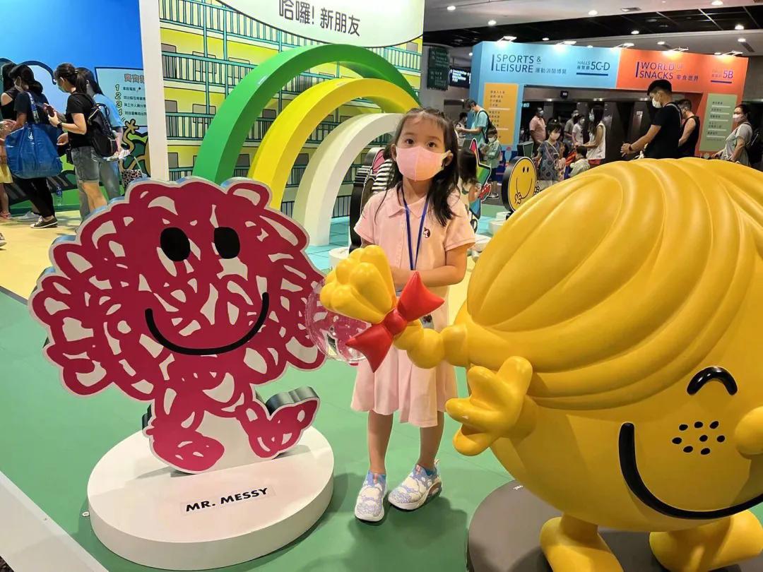 郭晶晶|霍启刚夫妇参观设计展，郭晶晶打扮知性显气质，穿搭越来越注重细节