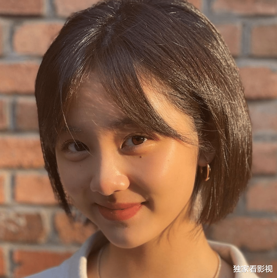 黄磊|黄磊三胎儿子露正脸，单眼皮、性格安静神似二姐，一家五口高颜值