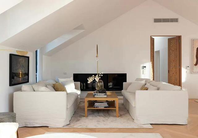 顶层宜居阁楼住宅,以中性柔和的沙色为主,不寻常的露台大加分