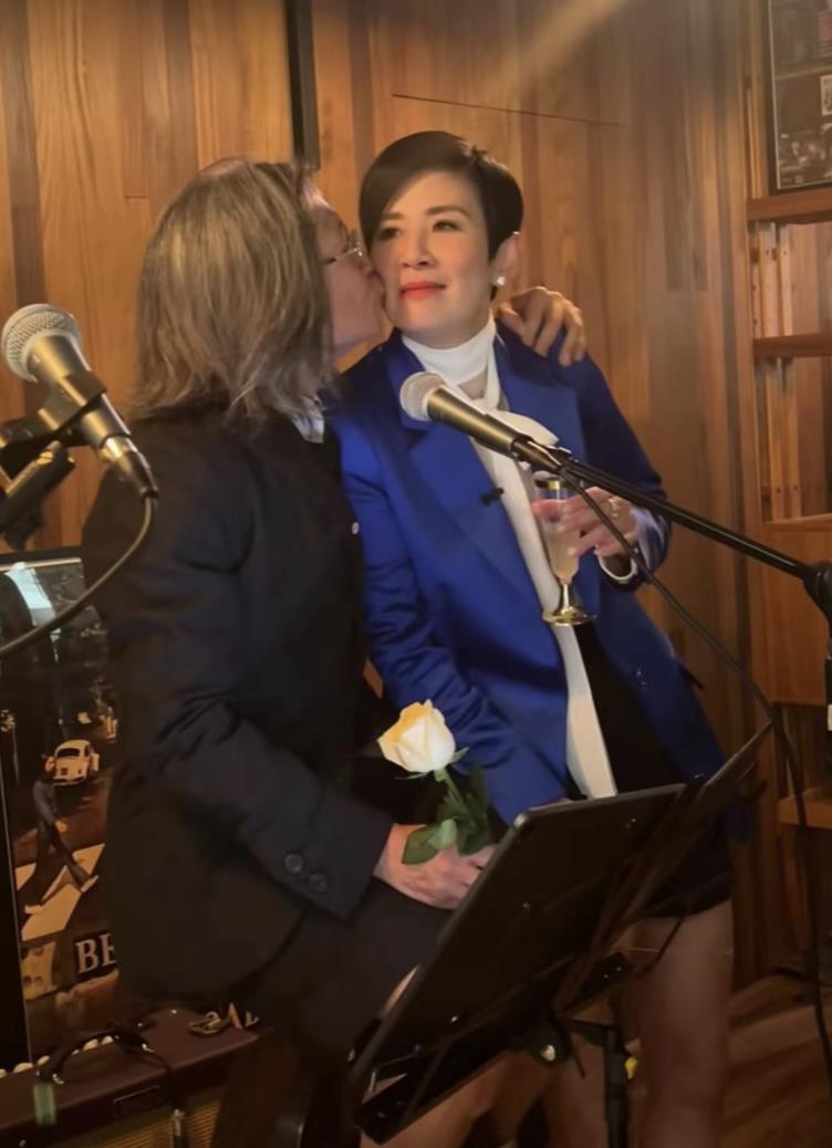 吴君如|吴君如为陈可辛庆生，女儿唱歌五官像爸爸，邱淑贞古天乐大咖云集