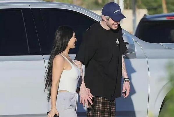 卡戴珊|41岁卡戴珊近况：比前夫脱单还早，携小13岁新男友高调亮相