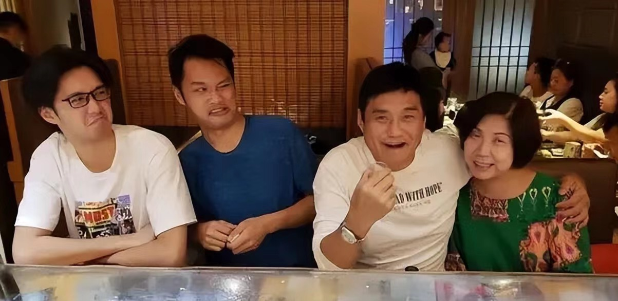 TVB|TVB戏骨在内地小饭馆聚餐！汤镇业健壮面色通红，王俊棠携妻露面