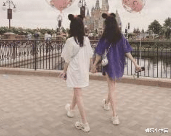 李嫣|李嫣晒与富二代好友度假引热议，举止亲密十指相扣，网友：过头了