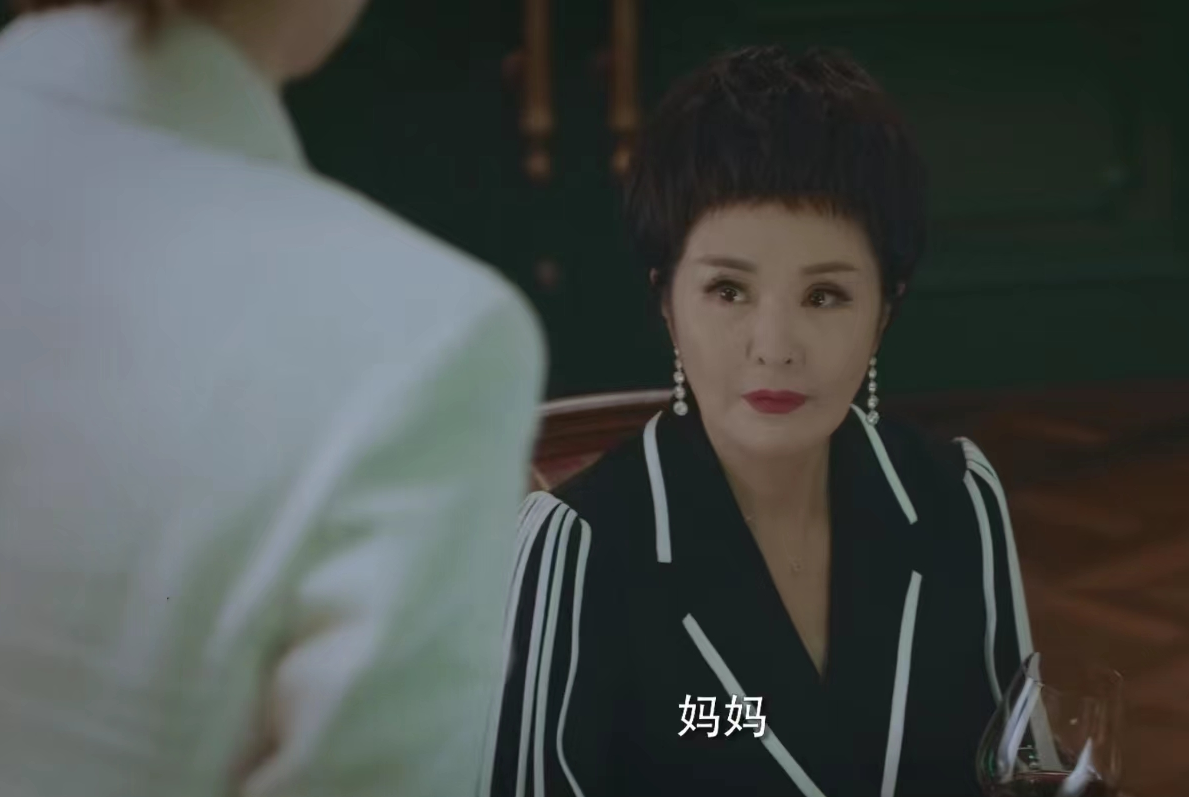 刘敏涛|46岁刘敏涛演女儿，跟剧中59岁“爸爸”一同框，画面就尴尬了