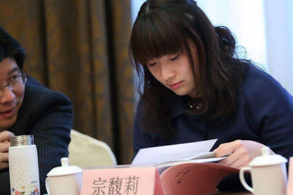 宗馥莉|39岁总裁宗馥莉:近照曝光,白发显眼眼袋深,30亿身家,却未谈过恋爱