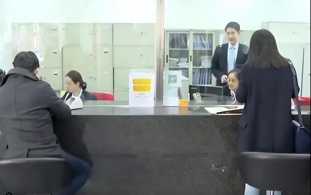 回顾年轻男老板与五旬大妈奔现,荒唐过后偷拍照片要挟:还想再约
