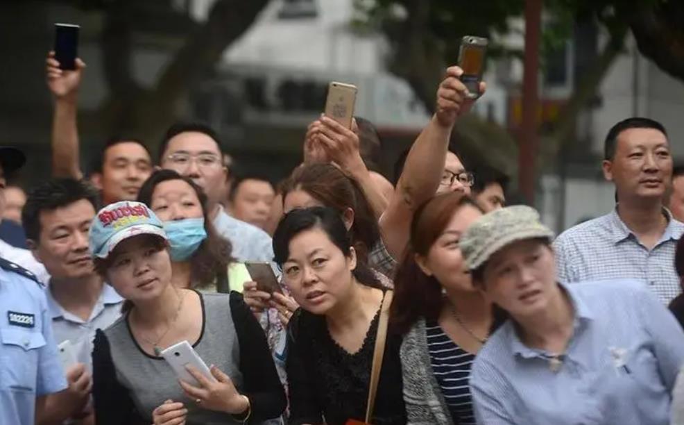 苏华|692分考入人大的伍继红，专业冷门没工作，后来流落山区成低保户