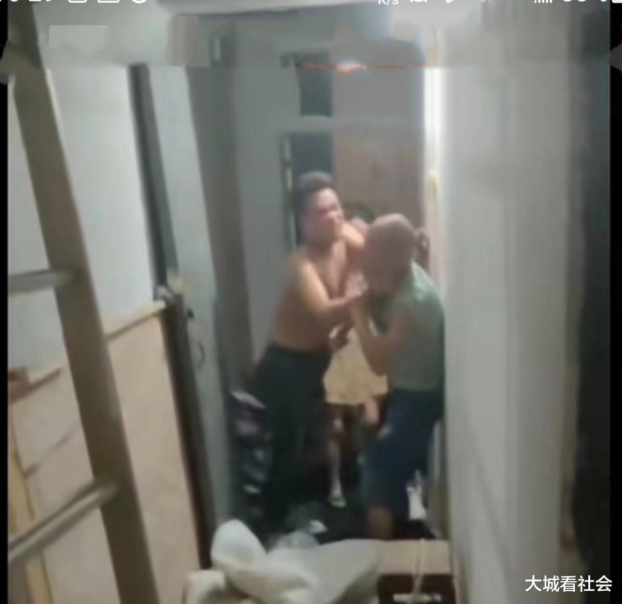 家被偷?广东一男子外出摆摊赚钱,突然回家查岗跟陌生男子打起来