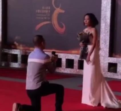 女明星如何应对走光？鞠婧祎肩带滑落淡定演唱，刘涛吓得花容失色